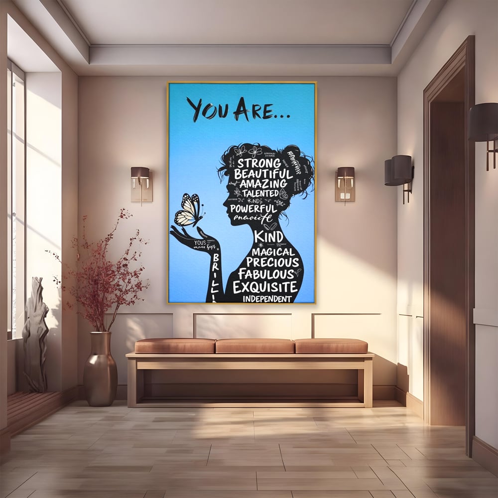 Tablou canvas cu tablou motivational cu portret de femeie si cuvinte, in rama de aluminiu auriu